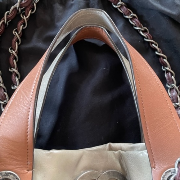 AUTHENTIC CHANEL 2009-2010 "In-the-Mix" Tote in light grey calfskin - Picture 8 of 12